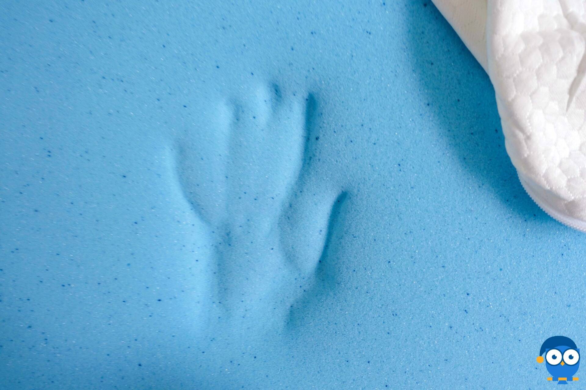 Memory Schaum Matratze mit Handabdruck